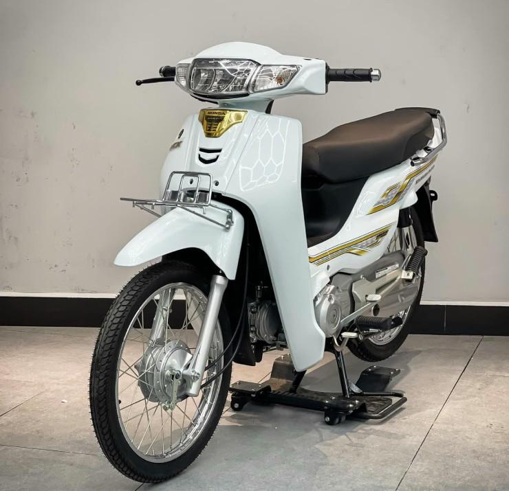 Huyền thoại Honda Dream 125 mới cứng, giá nhập về hơn 100 triệu đồng