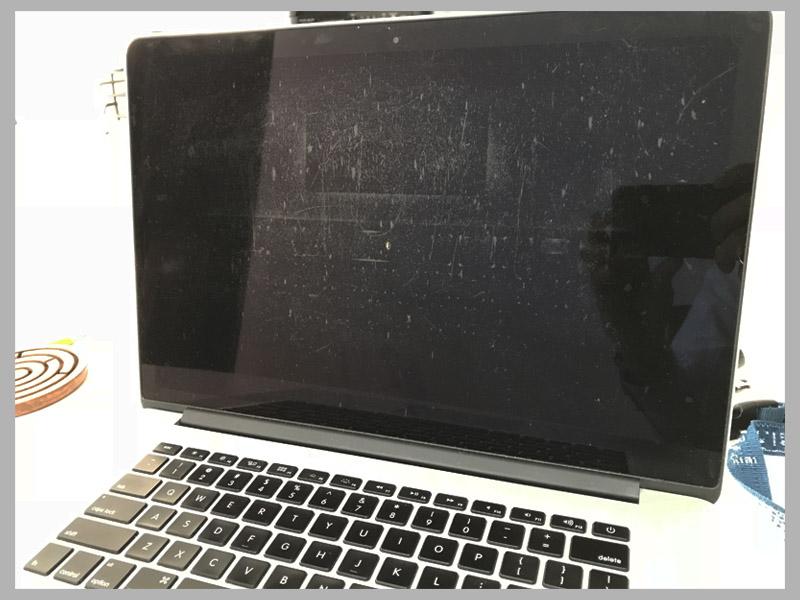 Cách vệ sinh màn hình MacBook đơn giản, dễ thực hiện, làm sạch từ A-Z