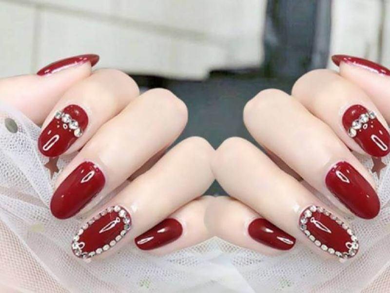 Mẫu nail màu đỏ rượu đính đá sang trọng