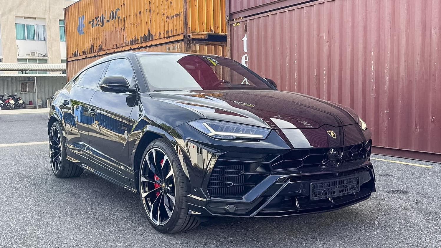 Lamborghini Urus 2022 về Việt Nam, ngoại thất đen nội thất đỏ mâm 23 inch