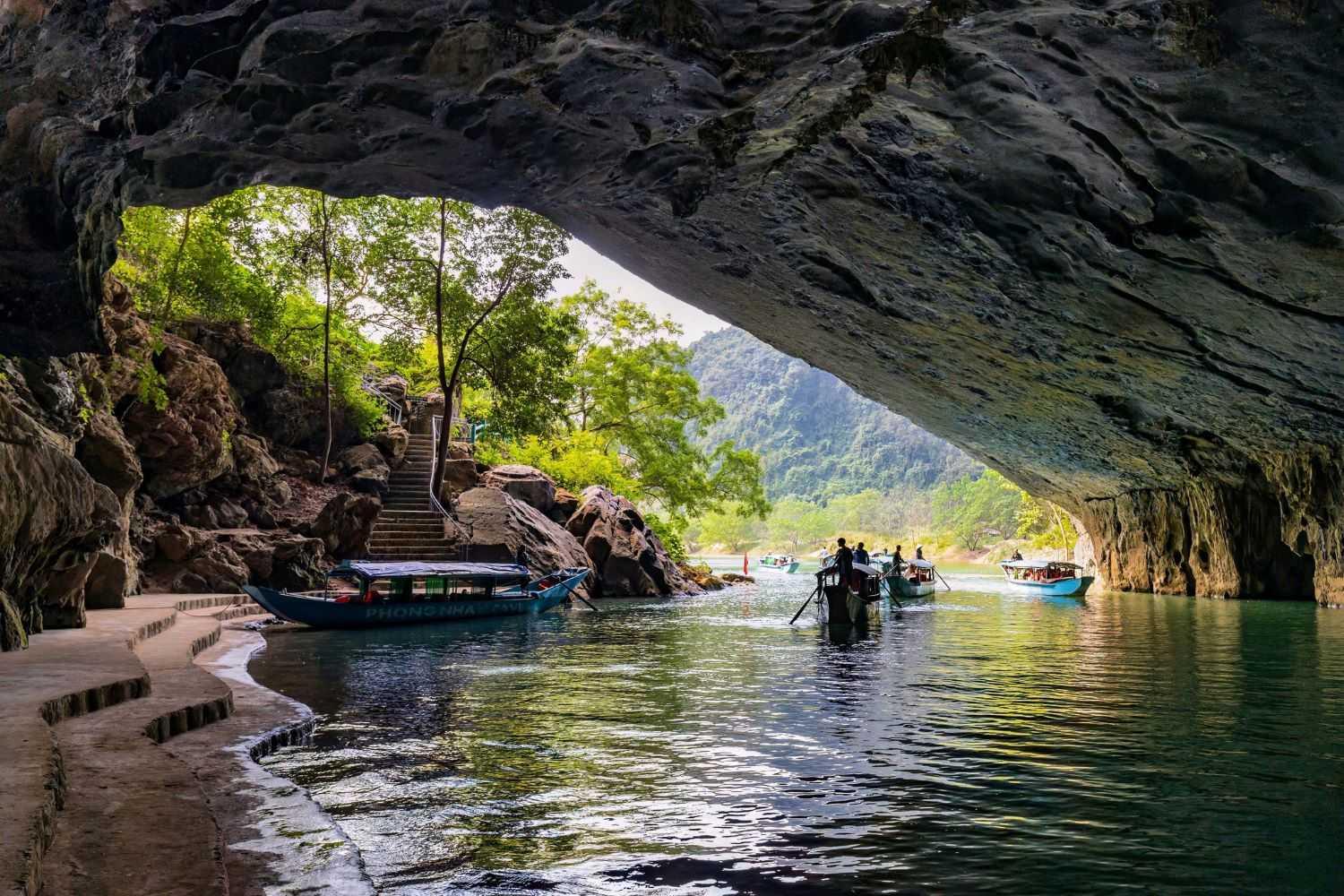 Đi thuyền than quan Động Phong Nha.